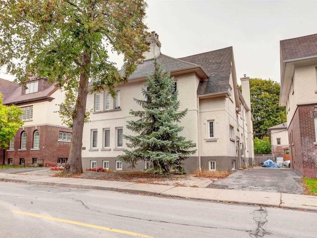 B - 811 Duplex Ave