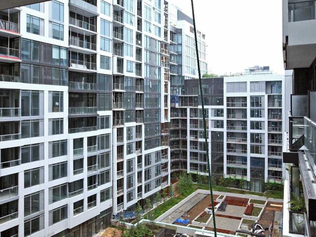 813E - 576 Front St W