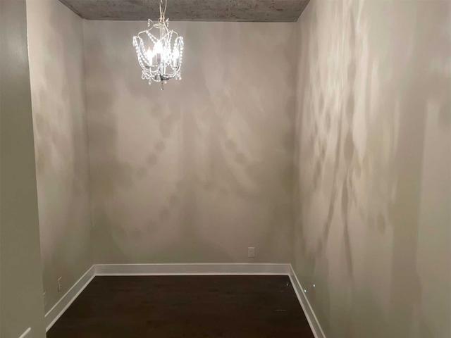 402 - 399 Adelaide St W