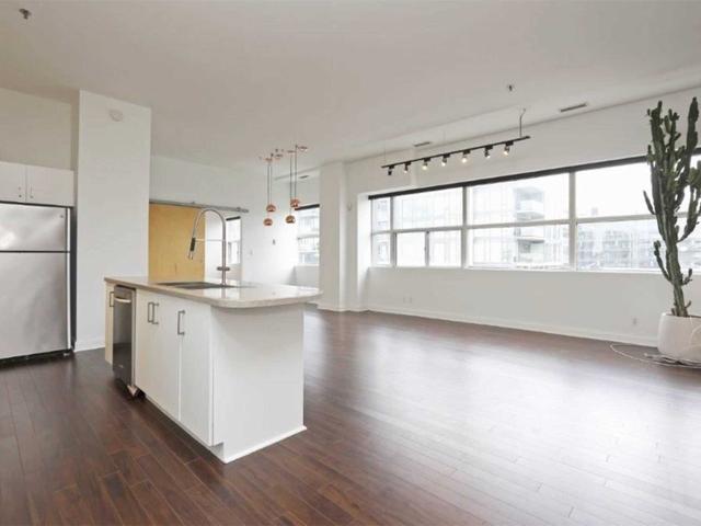 1009 - 700 King St W