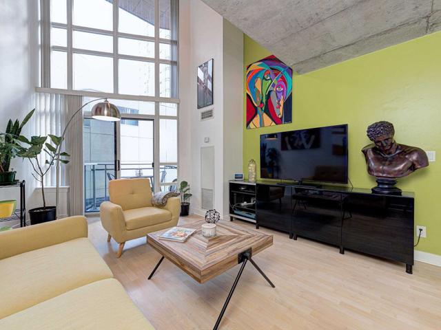 402 - 255 Richmond St E