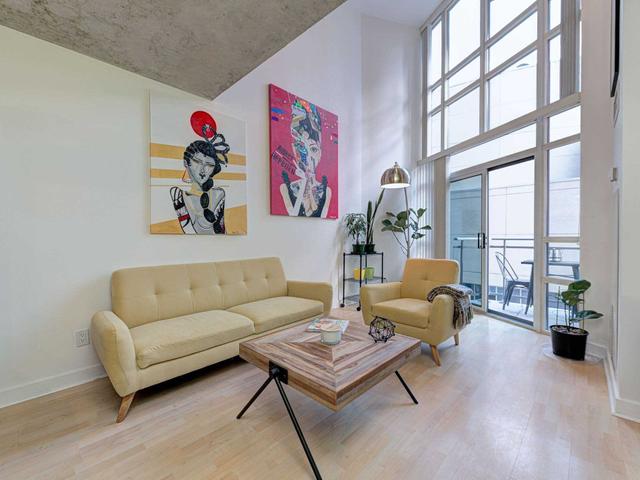 402 - 255 Richmond St E