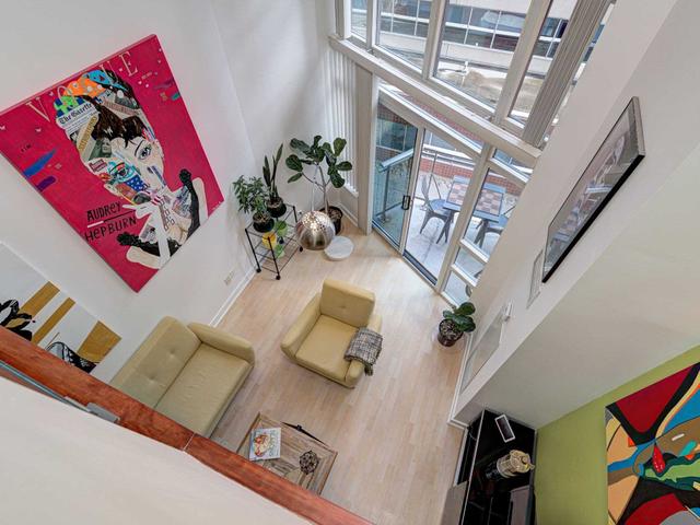 402 - 255 Richmond St E