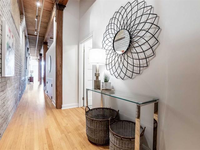 406 - 993 Queen St W