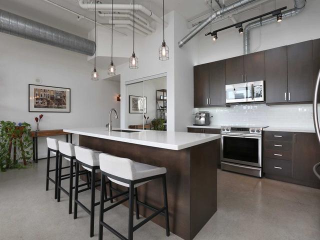 1209 - 700 King St W