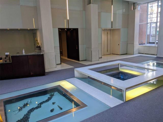 826 - 250 Wellington St W