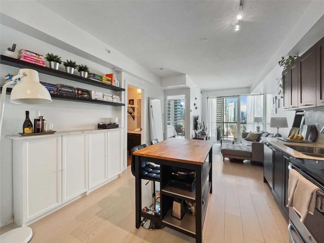 1806 - 20 Bruyeres Mews