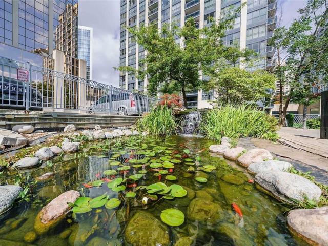 1800 - 18 Hollywood Ave