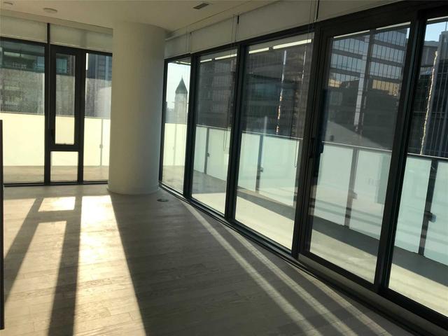 1912 - 25 Richmond St E