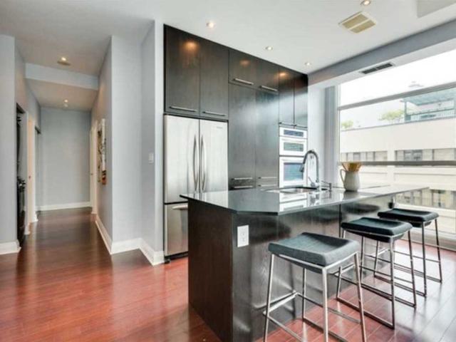 1007 - 8 Wellesley St E