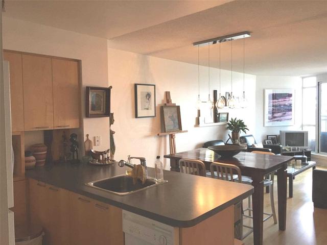 1015 - 255 Richmond St E