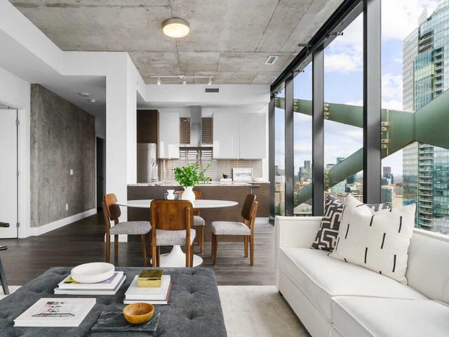 4103 - 224 King St W