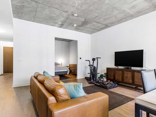 202 - 399 Adelaide St W