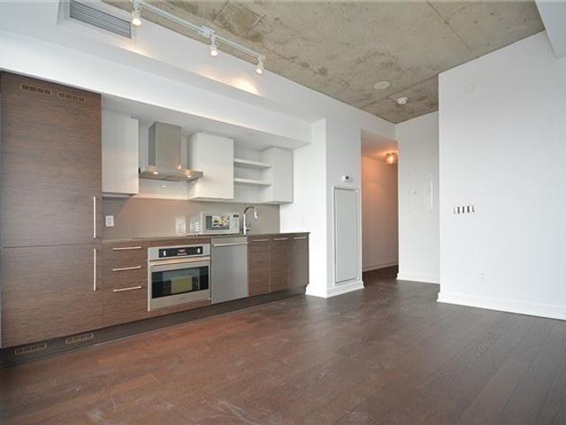 1127 - 1030 King St W