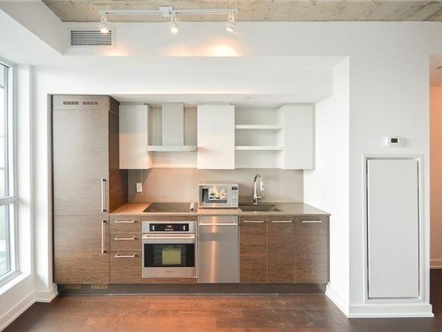 1127 - 1030 King St W