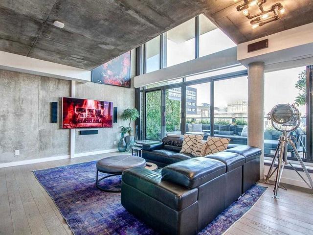 905 - 111 Bathurst St