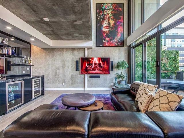 905 - 111 Bathurst St