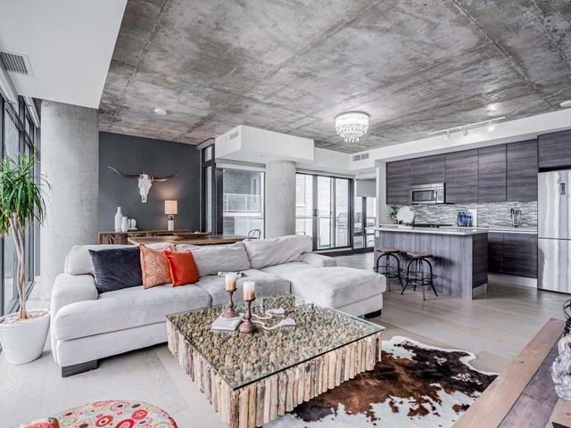 818 - 111 Bathurst St