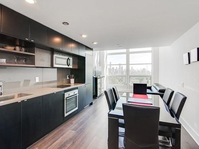 928 - 111 St Clair Ave W