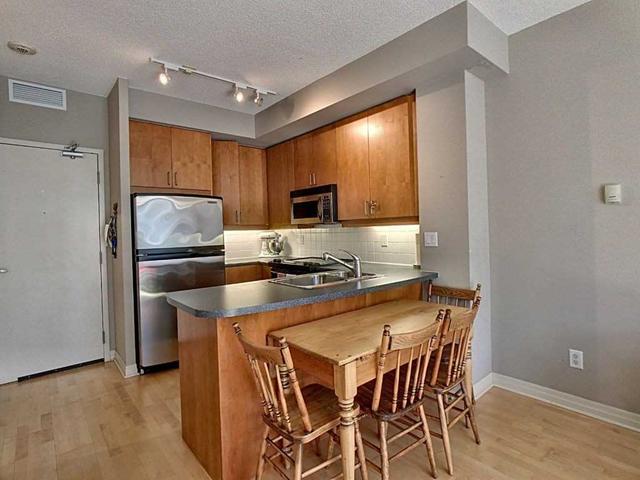 412 - 901 Queen St W