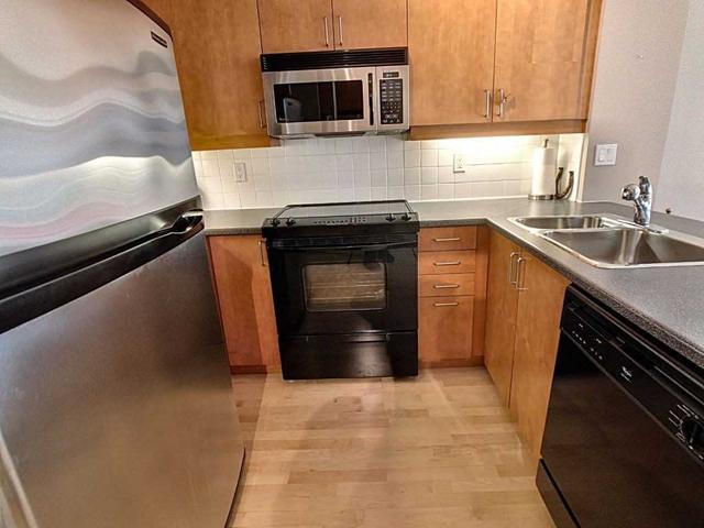 412 - 901 Queen St W