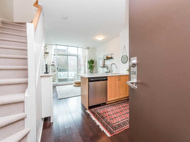 208 - 901 Queen St W