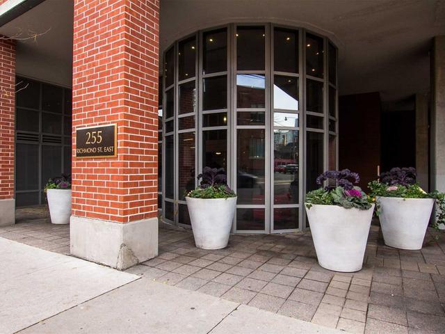 820 - 255 Richmond St