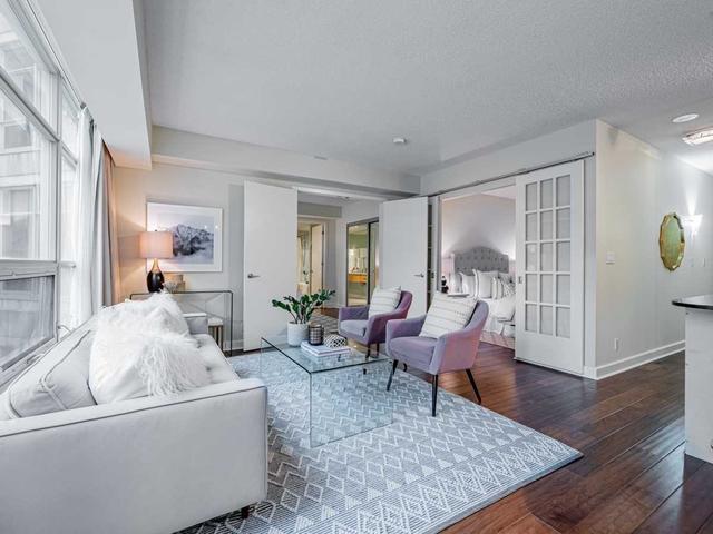 322 - 350 Wellington St W