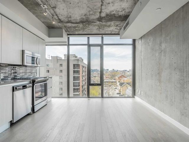 806 - 111 Bathurst St