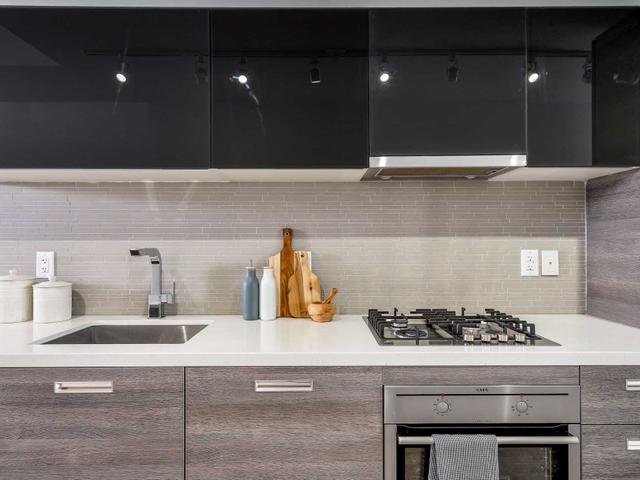 303 - 1239 Dundas St W