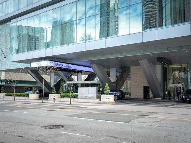 2501 - 183 Wellington St W