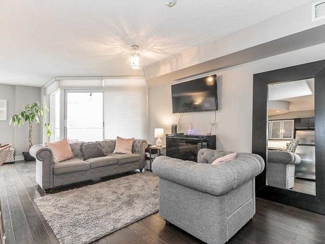 925 - 550 Queens Quay W