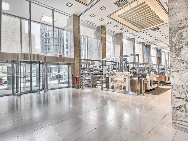 417 - 111 St Clair Ave W