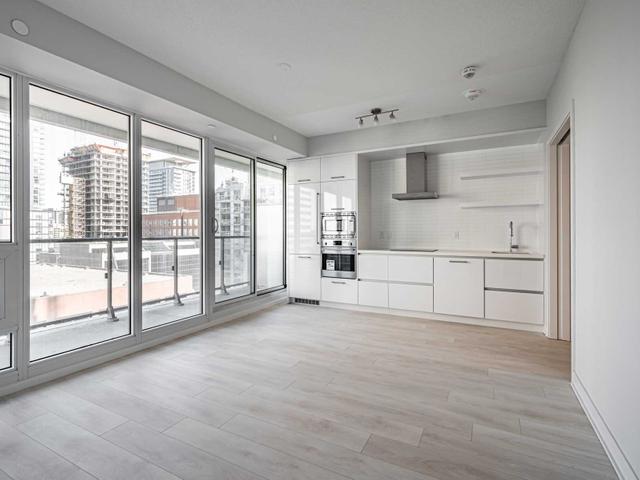 2301 - 2221 Yonge St