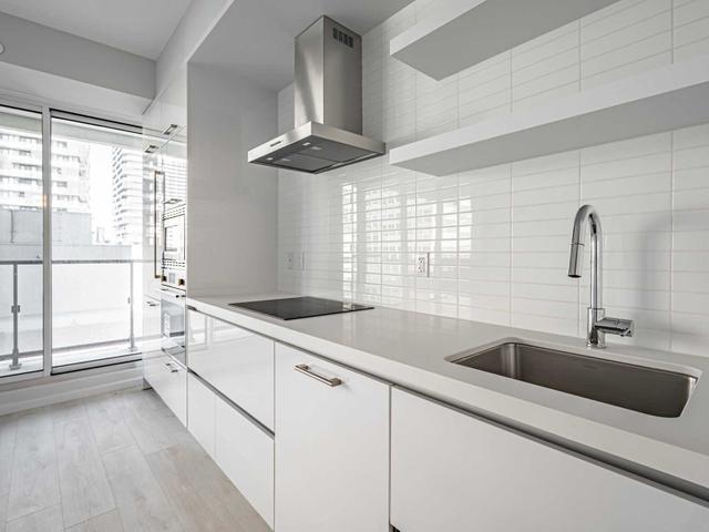 2301 - 2221 Yonge St