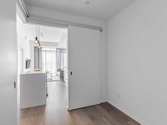 922 - 8 Hillsdale Ave E