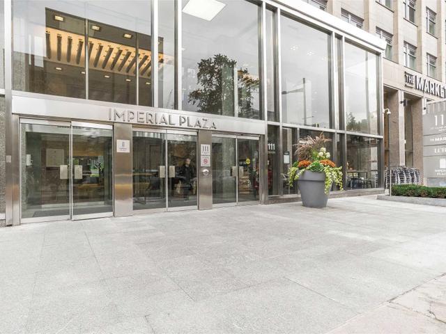 1121 - 111 St Clair Ave W