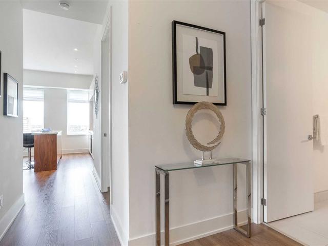 1121 - 111 St Clair Ave W