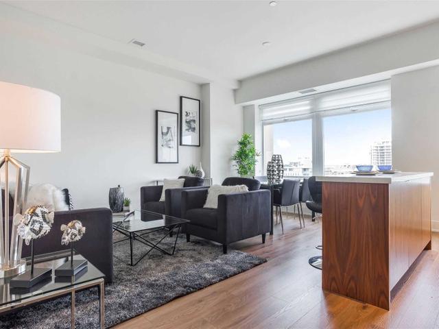 1121 - 111 St Clair Ave W