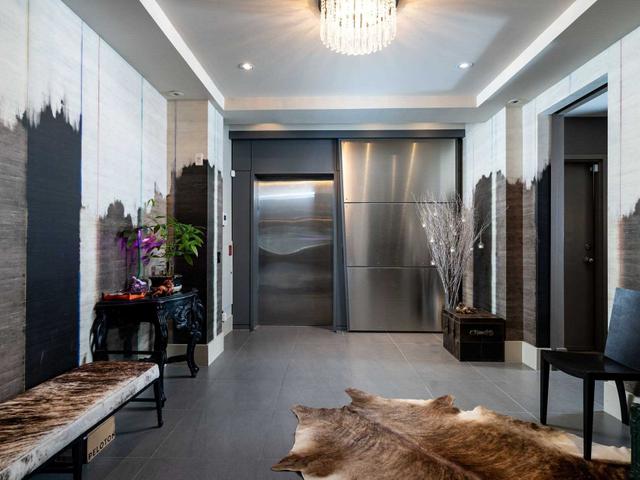 300 - 468 Wellington St W