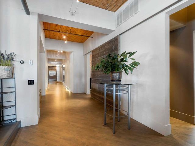 300 - 468 Wellington St W