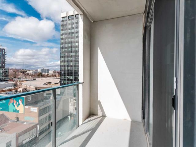 927 - 8 Hillsdale Ave E