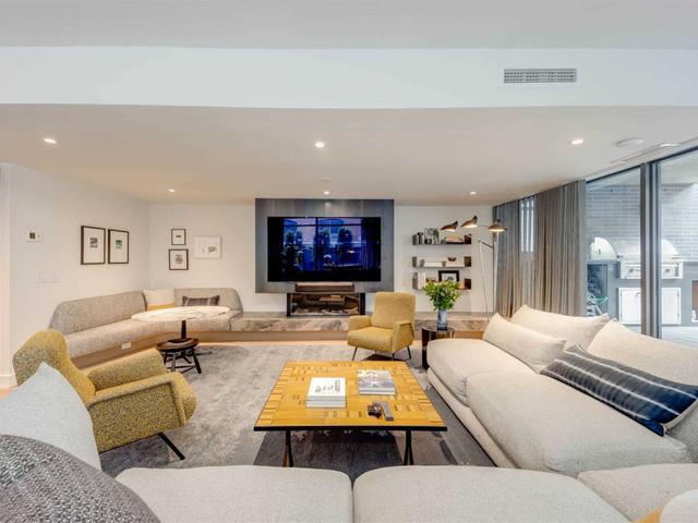 202 - 500 Wellington St W