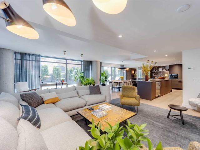 202 - 500 Wellington St W