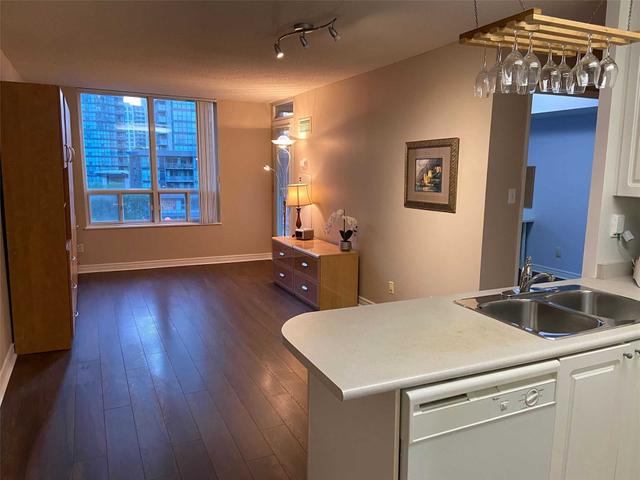817 - 28 Empress Ave