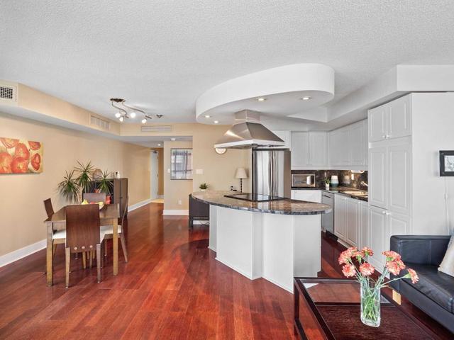 1025 - 550 Queens Quay W