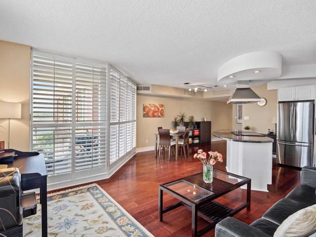 1025 - 550 Queens Quay W