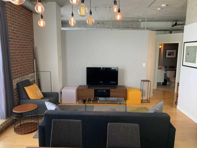 305 - 955 Queen St W