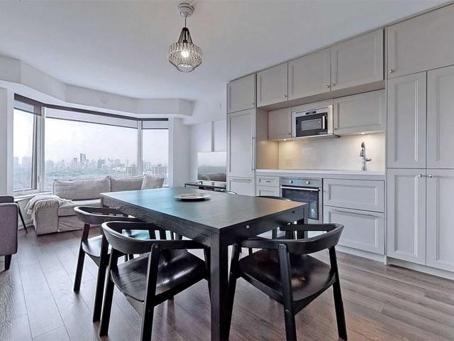 2718 - 155 Yorkville Ave