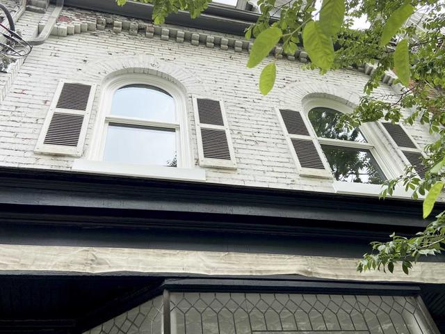 2 - 988 Queen St W